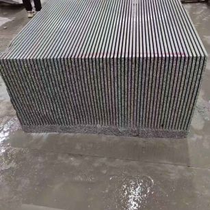 定西芝麻白毛板荒料切割