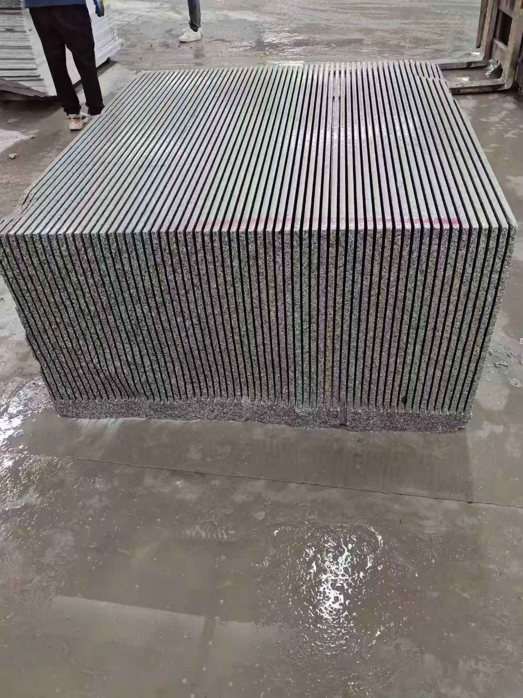 定西芝麻白毛板荒料切割