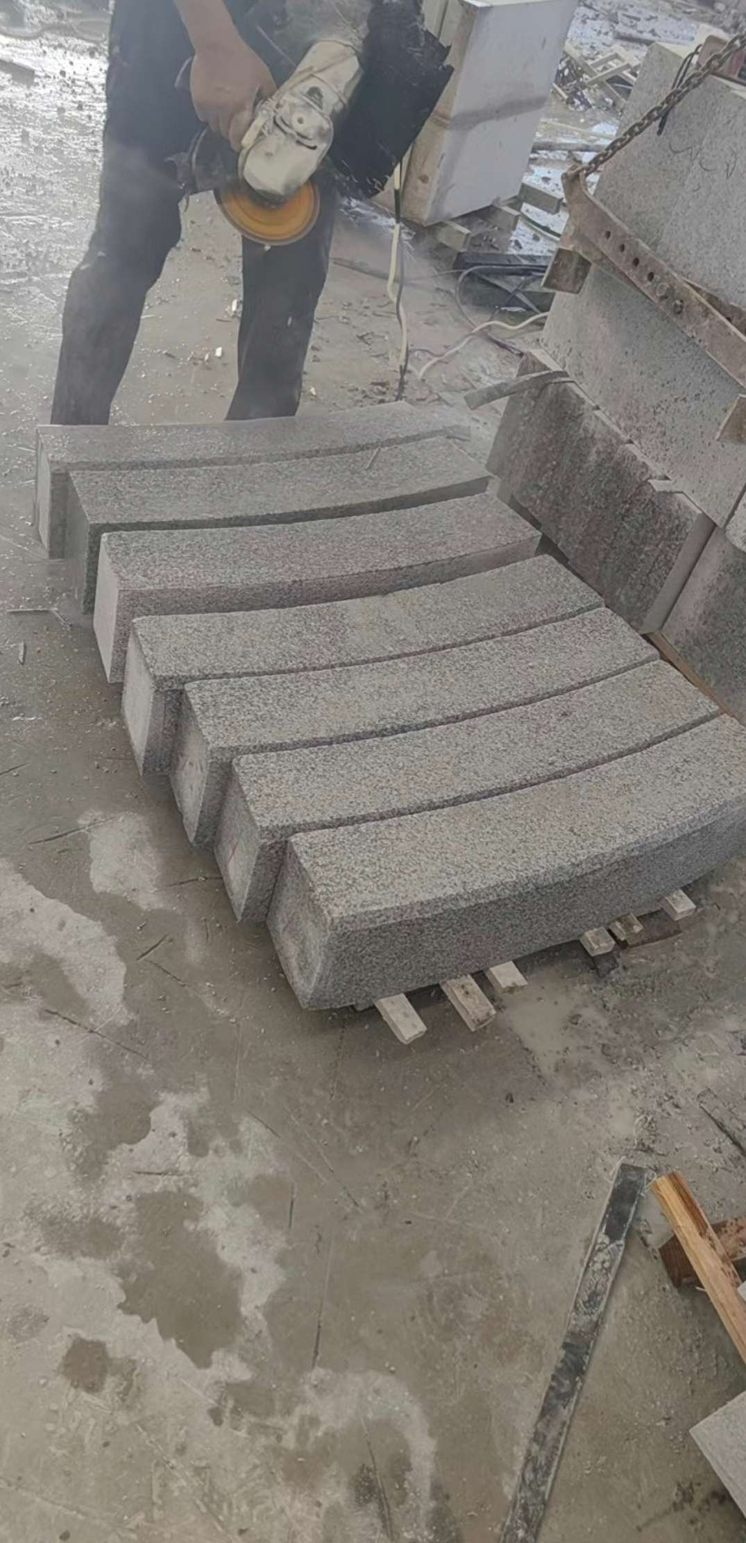 定西芝麻白弧形路牙石